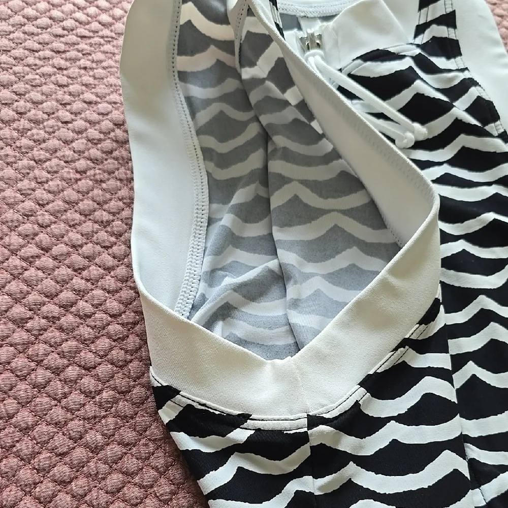 Seafolly Black and White Wave Pattern Rash guard Vest Top - Picture 8 of 14